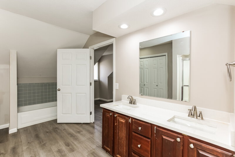 2,130/Mo, 7419 Cherryhill Dr Indianapolis, IN 46254 Main Bathroom View