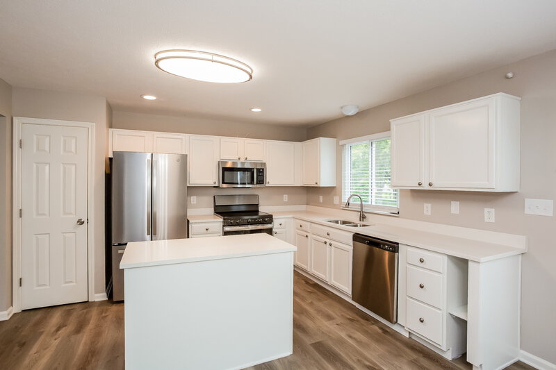 2,780/Mo, 4751 Lakestone Dr Indianapolis, IN 46237 Kitchen View