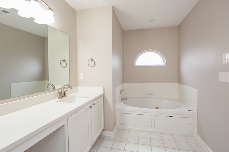 2,780/Mo, 4751 Lakestone Dr Indianapolis, IN 46237 Main Bathroom View