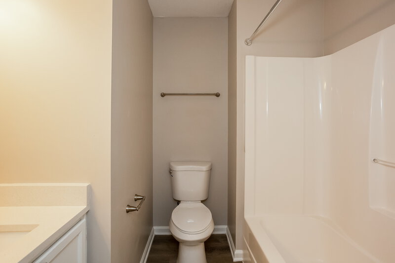 2,780/Mo, 4751 Lakestone Dr Indianapolis, IN 46237 Bathroom View