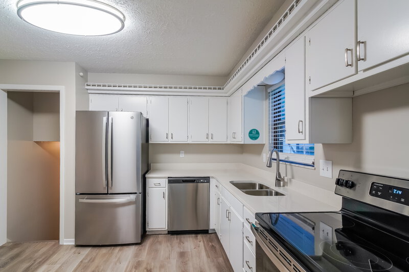 2,285/Mo, 3420 Wedgewood Dr Indianapolis, IN 46227 Kitchen View 2