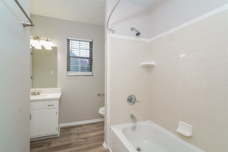 2,285/Mo, 3420 Wedgewood Dr Indianapolis, IN 46227 Main Bathroom View