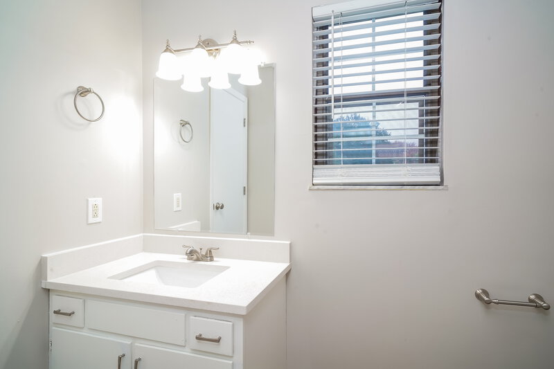 2,285/Mo, 3420 Wedgewood Dr Indianapolis, IN 46227 Main Bathroom View 2