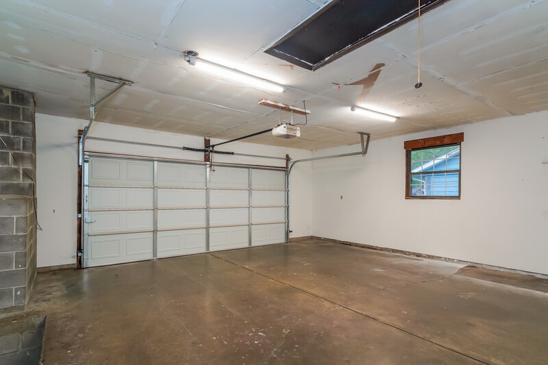2,285/Mo, 3420 Wedgewood Dr Indianapolis, IN 46227 Garage View