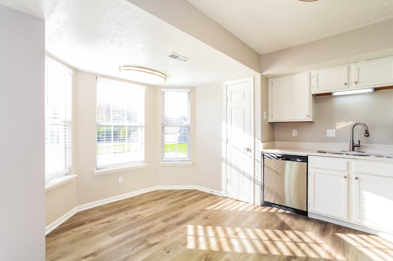 1,860/Mo, 5738 Bold Ruler Dr Indianapolis, IN 46237 Kitchen View 2