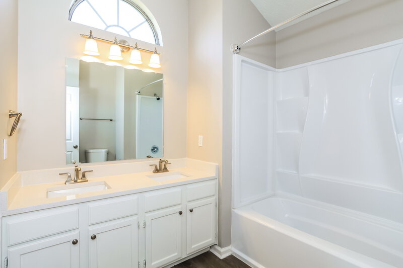 1,860/Mo, 5738 Bold Ruler Dr Indianapolis, IN 46237 Main Bathroom View