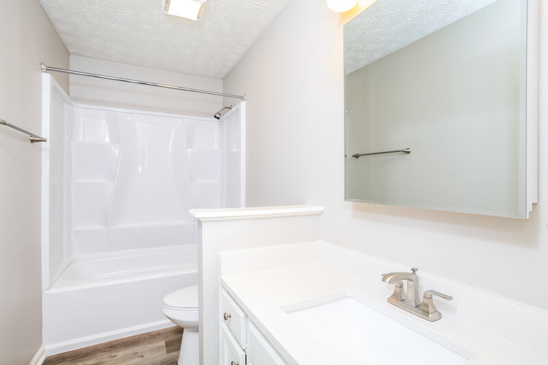 1,860/Mo, 5738 Bold Ruler Dr Indianapolis, IN 46237 Bathroom View