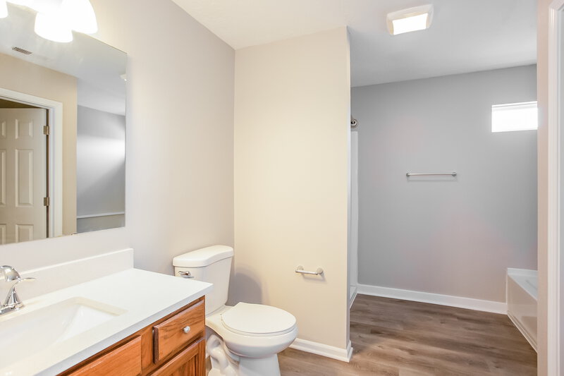 1,765/Mo, 5828 Jackie Ln Indianapolis, IN 46221 Main Bathroom View