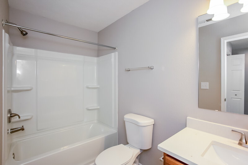 1,765/Mo, 5828 Jackie Ln Indianapolis, IN 46221 Bathroom View
