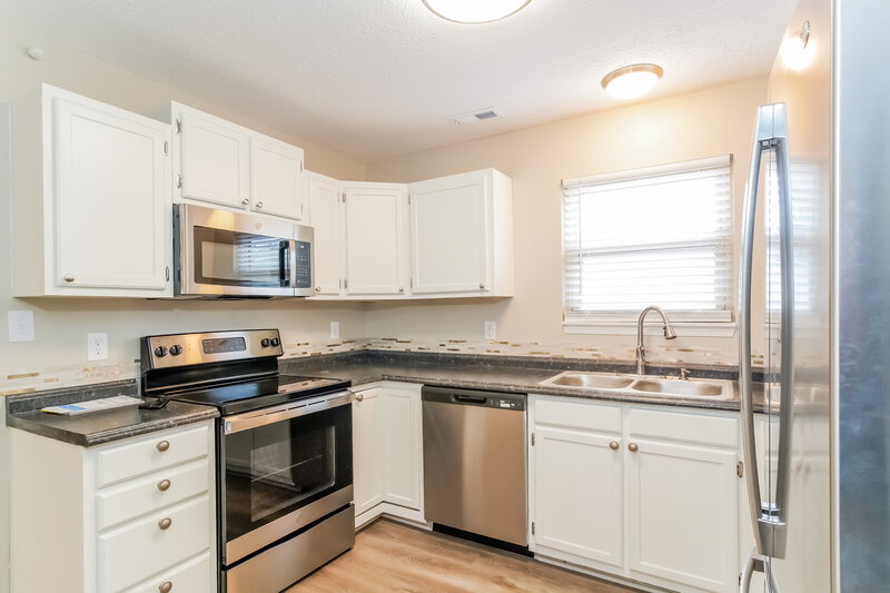 3,500/Mo, 40 Crestview Dr Greenwood, IN 46143 Kitchen View 2