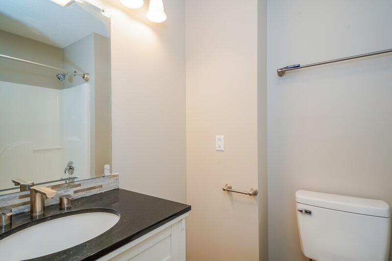 3,500/Mo, 40 Crestview Dr Greenwood, IN 46143 Main Bathroom View