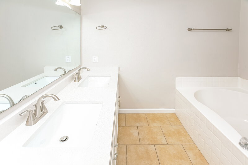 2,090/Mo, 9761 Trail Dr Avon, IN 46123 Main Bathroom View