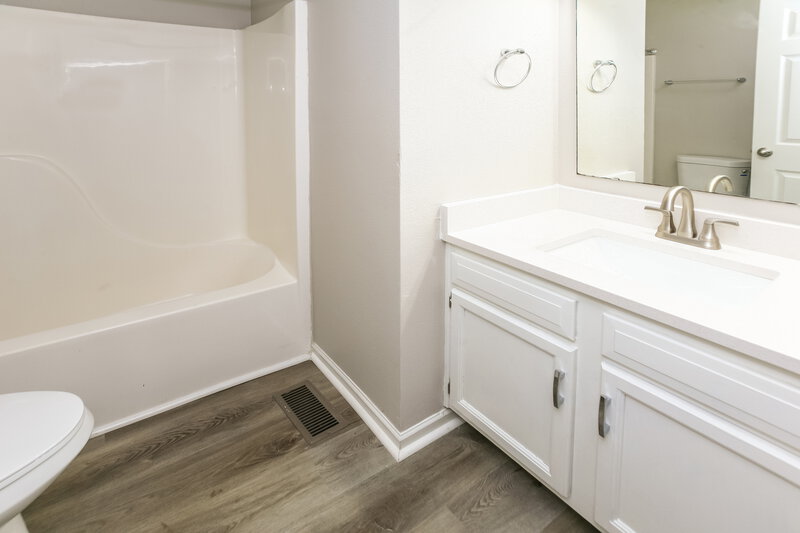 2,090/Mo, 9761 Trail Dr Avon, IN 46123 Bathroom View