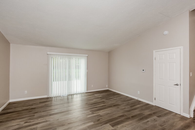 2,065/Mo, 1217 Citation Cir E Lebanon, IN 46052 Living Room View 2