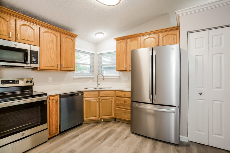 2,065/Mo, 1217 Citation Cir E Lebanon, IN 46052 Kitchen View
