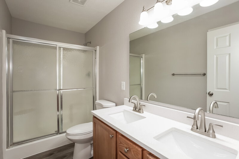 1,810/Mo, 152 Heartwood Hill Greenfield, IN 46140 Main Bathroom View
