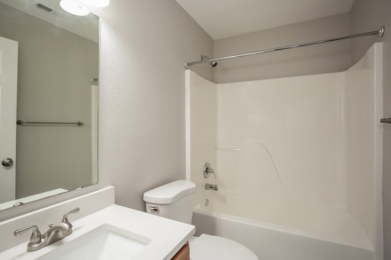 1,810/Mo, 152 Heartwood Hill Greenfield, IN 46140 Bathroom View