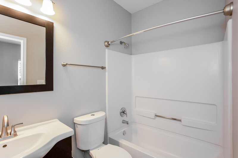 1,885/Mo, 7150 Parklake Pl Indianapolis, IN 46217 Main Bathroom View