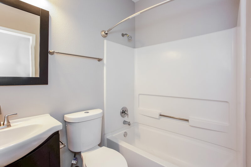 1,885/Mo, 7150 Parklake Pl Indianapolis, IN 46217 Bathroom View