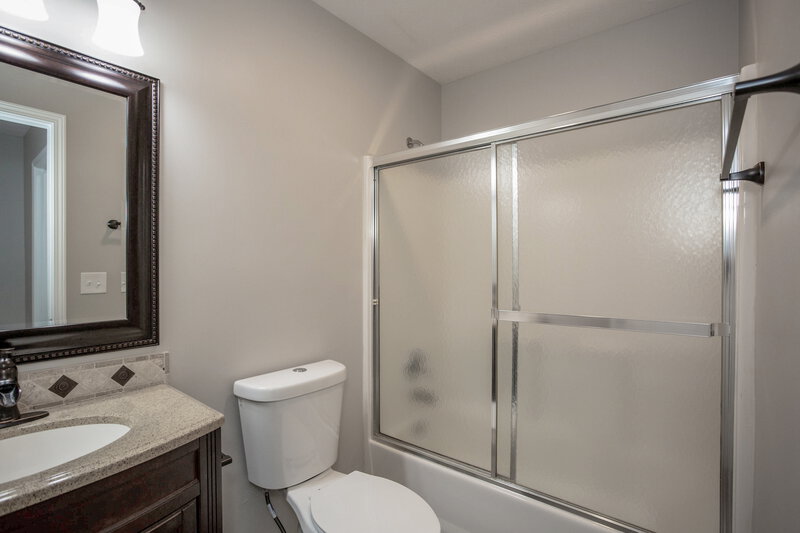 1,940/Mo, 935 N Mill Run Blvd Greenfield, IN 46140 Main Bathroom View