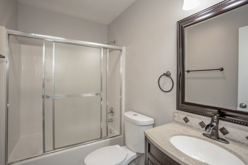 1,940/Mo, 935 N Mill Run Blvd Greenfield, IN 46140 Bathroom View