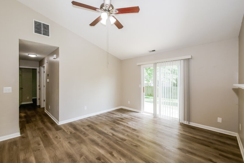 1,860/Mo, 5901 Blackley Ln Indianapolis, IN 46254 Living Room View 3