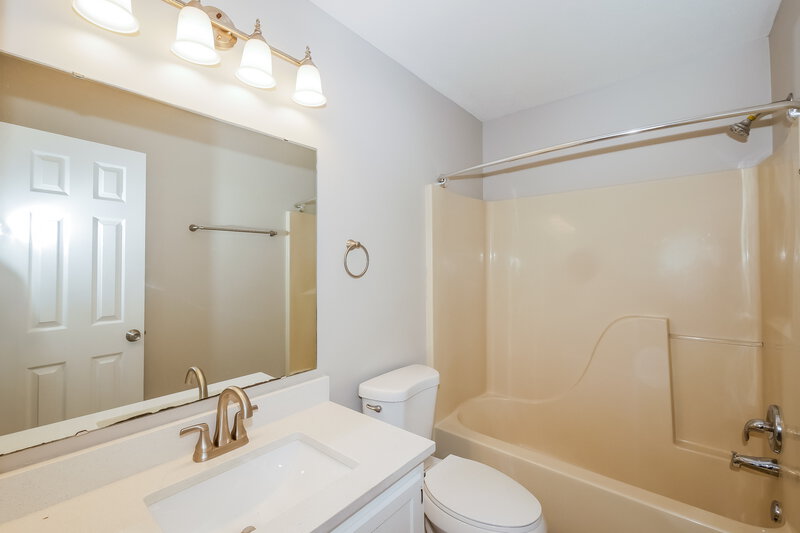 1,860/Mo, 5901 Blackley Ln Indianapolis, IN 46254 Main Bathroom View