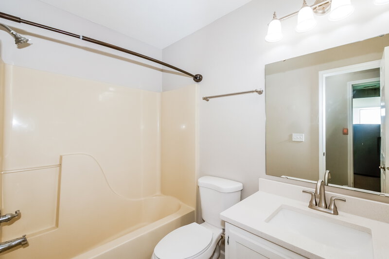 1,860/Mo, 5901 Blackley Ln Indianapolis, IN 46254 Bathroom View
