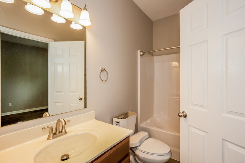 1,835/Mo, 573 Farnham Dr Westfield, IN 46074 Main Bathroom View