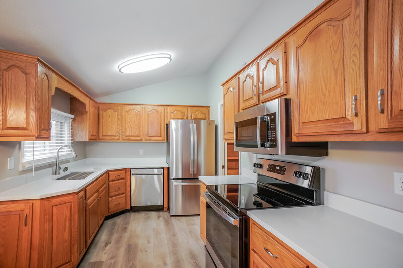 1,815/Mo, 7916 Santolina Dr Indianapolis, IN 46237 Kitchen View 2