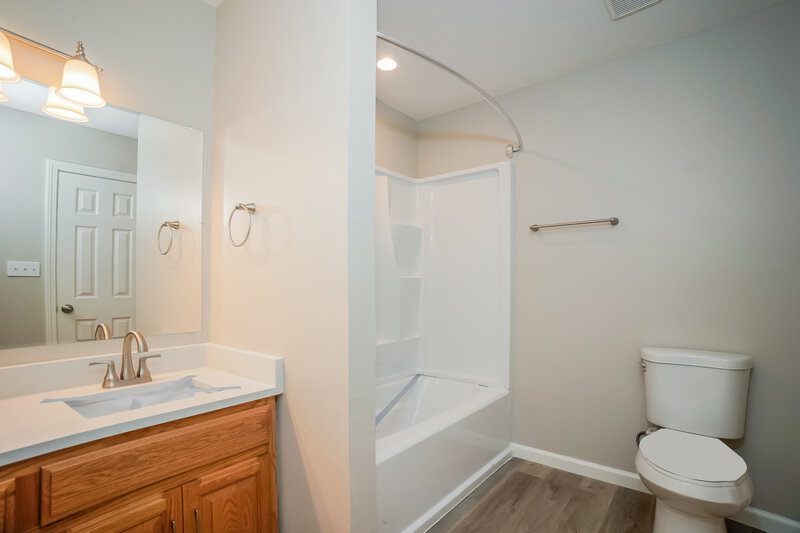 1,815/Mo, 7916 Santolina Dr Indianapolis, IN 46237 Main Bathroom View