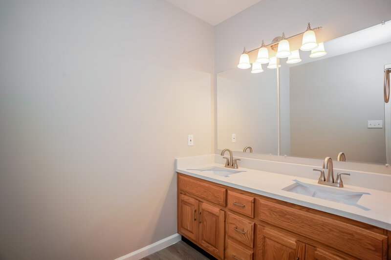 1,815/Mo, 7916 Santolina Dr Indianapolis, IN 46237 Main Bathroom View 2