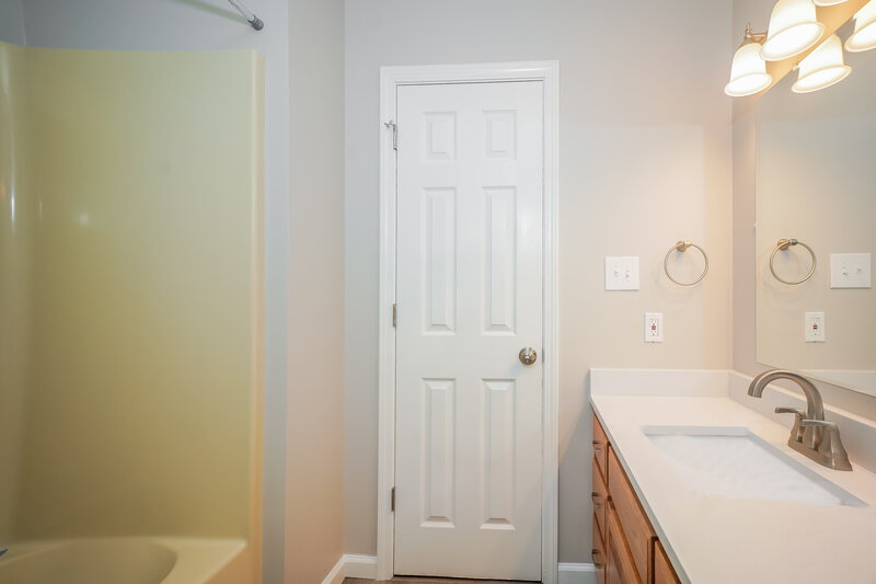 1,815/Mo, 7916 Santolina Dr Indianapolis, IN 46237 Bathroom View