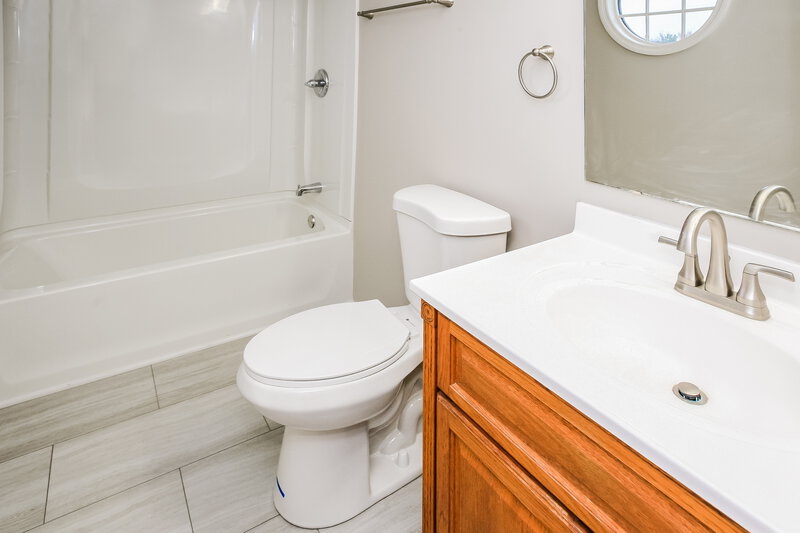 2,265/Mo, 6141 Macbeth Ct Indianapolis, IN 46254 Main Bathroom View