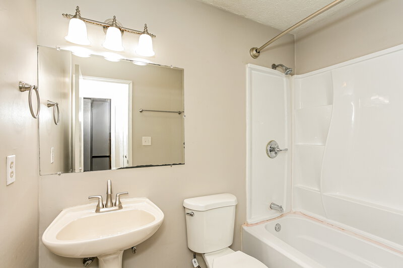 2,145/Mo, 7809 Hampton Pl Fishers, IN 46038 Main Bathroom View 3