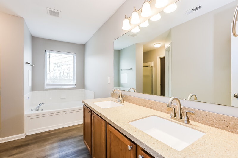 2,290/Mo, 8513 Vanguard Ln Indianapolis, IN 46239 Main Bathroom View