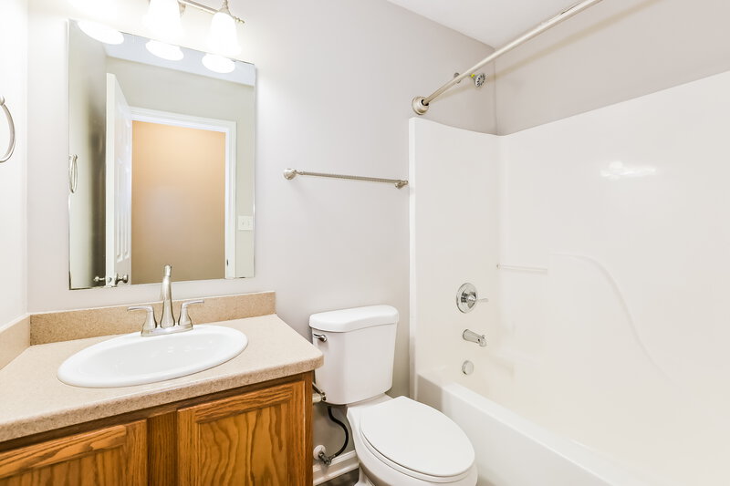 2,290/Mo, 8513 Vanguard Ln Indianapolis, IN 46239 Bathroom View