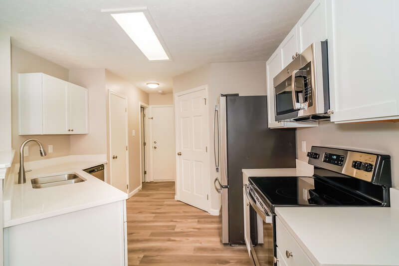 2,320/Mo, 6748 Stanhope Dr Indianapolis, IN 46254 Kitchen View