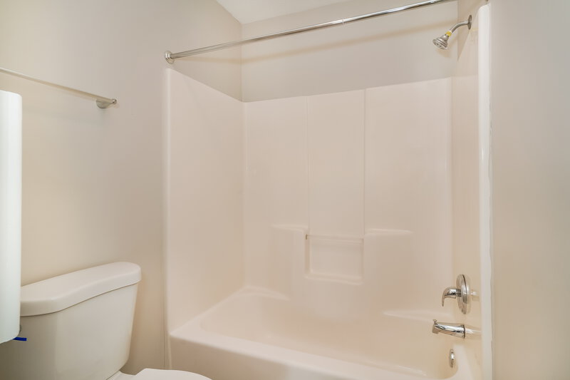 2,320/Mo, 6748 Stanhope Dr Indianapolis, IN 46254 Main Bathroom View
