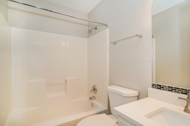2,320/Mo, 6748 Stanhope Dr Indianapolis, IN 46254 Bathroom View