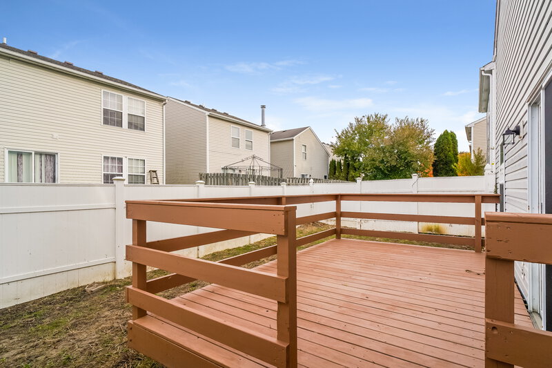 2,320/Mo, 6748 Stanhope Dr Indianapolis, IN 46254 Deck View