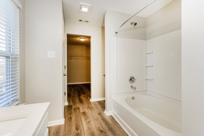 2,000/Mo, 750 Wheat Field Ln Whiteland, IN 46184 Main Bathroom View