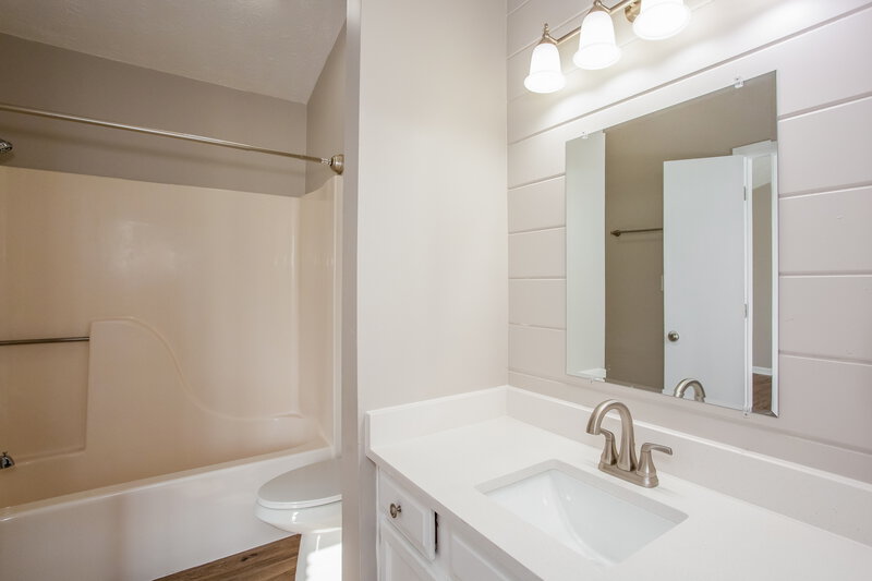 2,470/Mo, 11139 Baywood Ln Indianapolis, IN 46236 Main Bathroom View