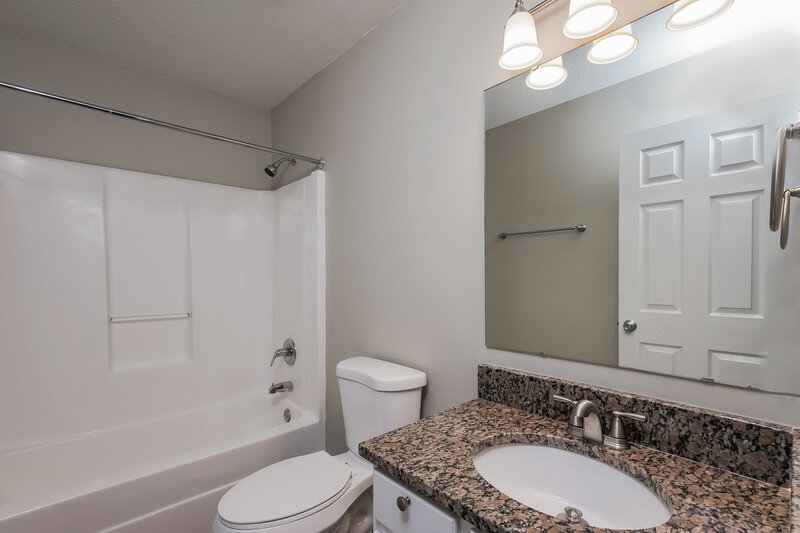 1,905/Mo, 163 Hilltop Farms Blvd Whiteland, IN 46184 Bathroom View