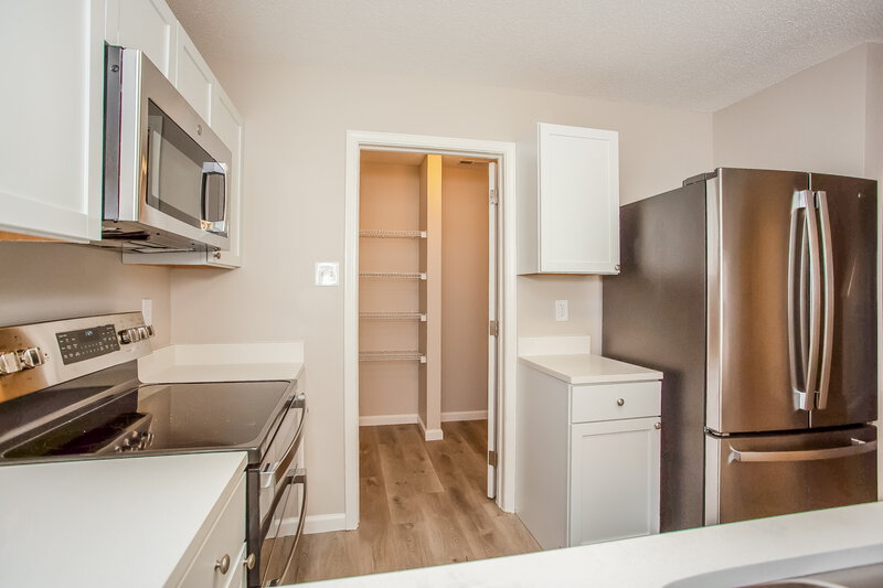 2,780/Mo, 6762 Kinnerton Dr Indianapolis, IN 46254 Kitchen View 2