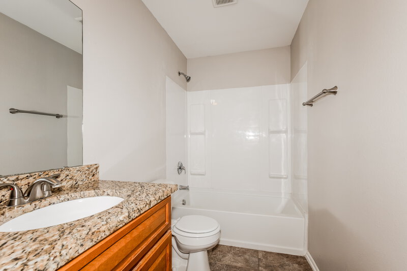 1,660/Mo, 10926 Spirit Dr Ingalls, IN 46048 Bathroom View