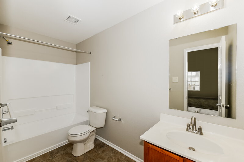 1,535/Mo, 10941 Spirit Dr Ingalls, IN 46048 Bathroom View