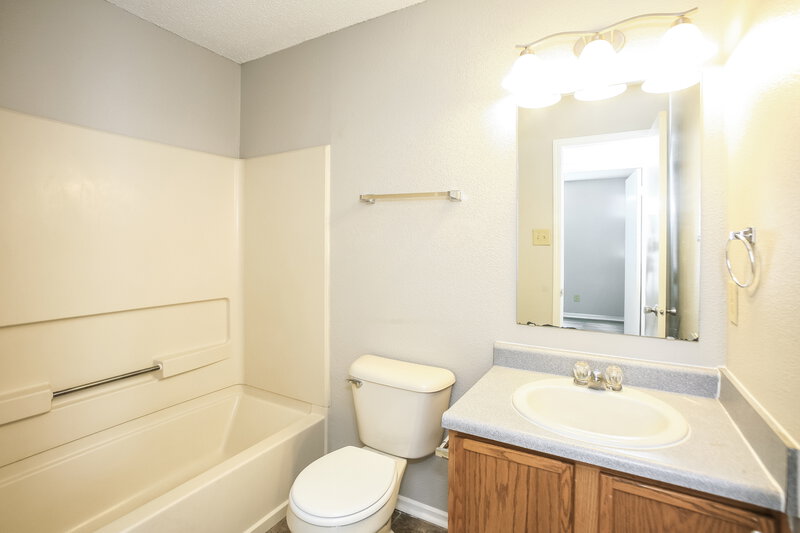 1,810/Mo, 14427 Cuppola Dr Noblesville, IN 46060 Bathroom View 2
