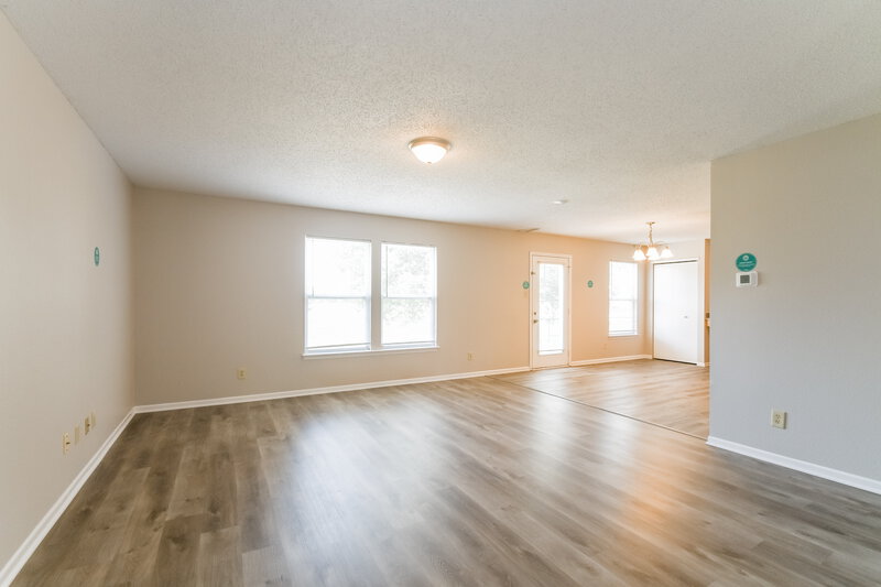 1,975/Mo, 9322 W Dockside Circle Pendleton, IN 46064 Living Room View