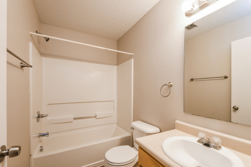 1,975/Mo, 9322 W Dockside Circle Pendleton, IN 46064 Main Bathroom View